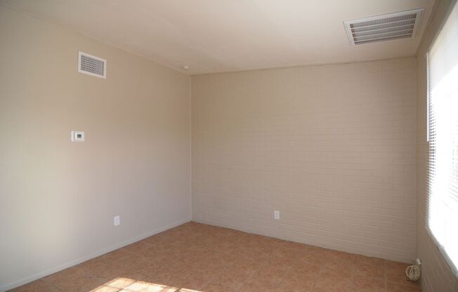 Great South Tucson Location! Charming 1 Bedroom 1 Bath Duplex!