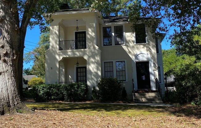 Upstairs unit, located in Summerville area!
