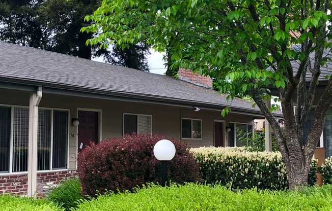 2 beds, 1 bath, 845 sqft, $1,625, Unit 28