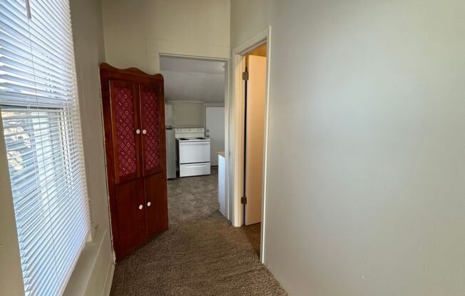 1 bed, 1 bath, $825, Unit 914 Roberts St