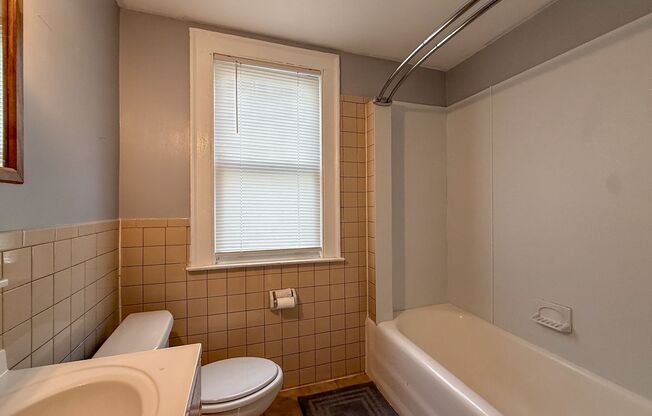 2 beds, 1 bath, 574 sqft, $1,995, Unit 257 Sheffield Ave Unit 1