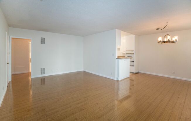 8207 De Longpre Ave.