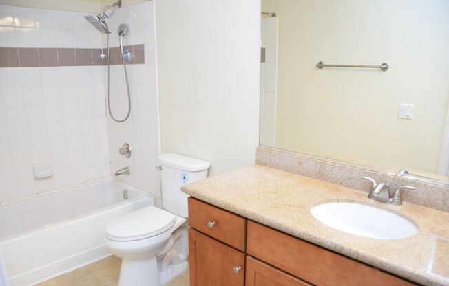 1 bed, 1 bath, 717 sqft, $1,150, Unit 4400 S. JONES BLVD.