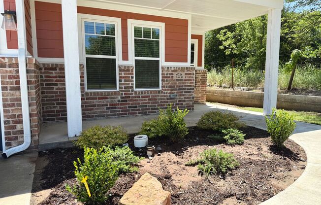 Large 2 Bed, 2 Bath in Beautiful Well Maintained Neighborhood