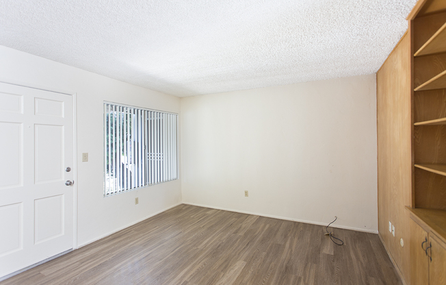 Spacious One Bedroom One Bathroom in Pacific Beach!!