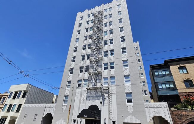 Russian Hill: Remodeled 1 Bedroom w/ Direct Access to XL Shared Patio & FREE Utilities!