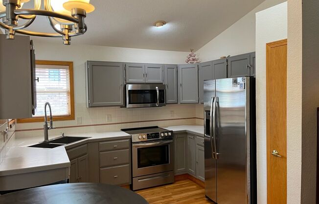 BEAUTIFUL 4 BED/3 BATH CHARMING HOME IN LONGMONT!  AVAILABLE NOW!