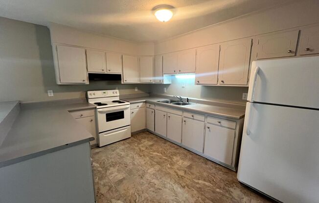 3 beds, 2 baths, $1,300