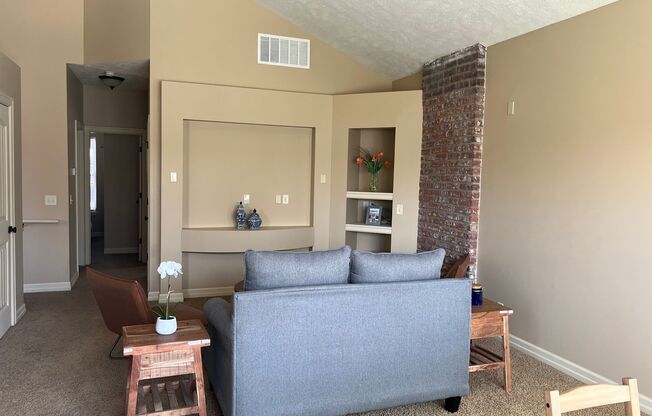 2 beds, 1 bath, 1,100 sqft, $1,695, Unit 615 - Unit 201 Duplex B1100