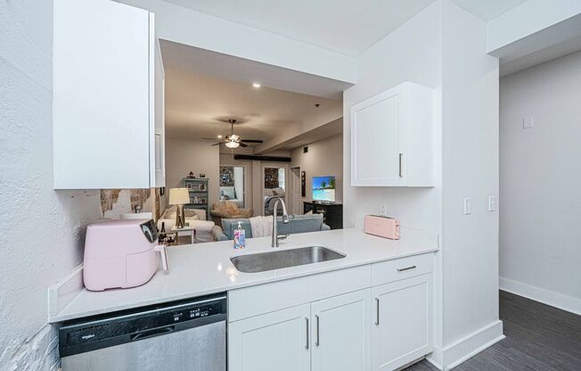 2 beds, 1 bath, 850 sqft, $2,100, Unit 113