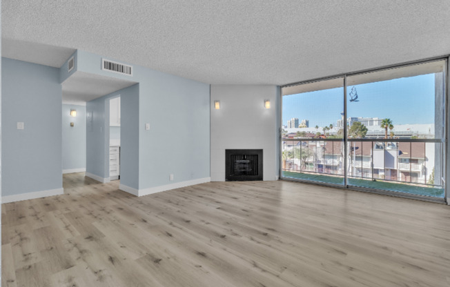 725 N ROYAL CREST CIR