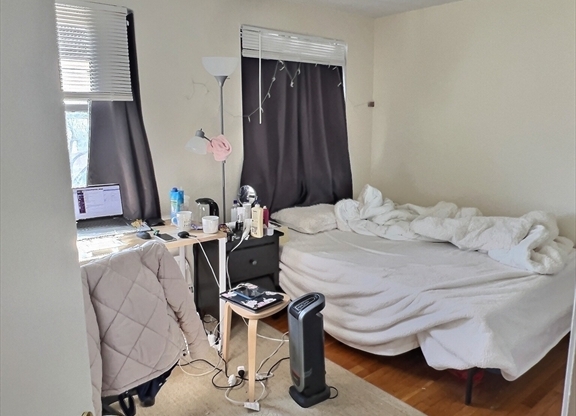 3 beds, 1 bath, 999 sqft, $3,900, Unit 31