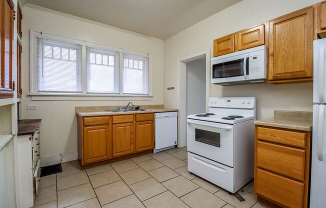 1 bed, 1 bath, $950, Unit Apt 101