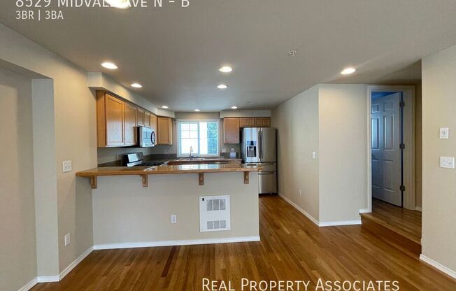 8529 MIDVALE AVE N