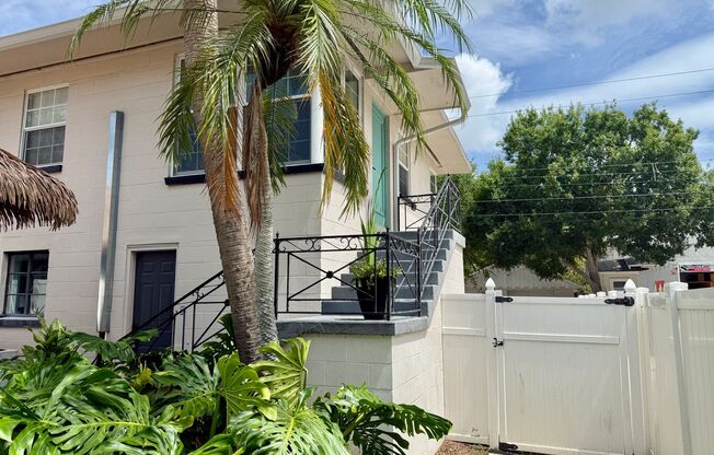 Adorable OLD NE garage 1/1 apartment - FULLY FURNISHED 7MONTH LEASE