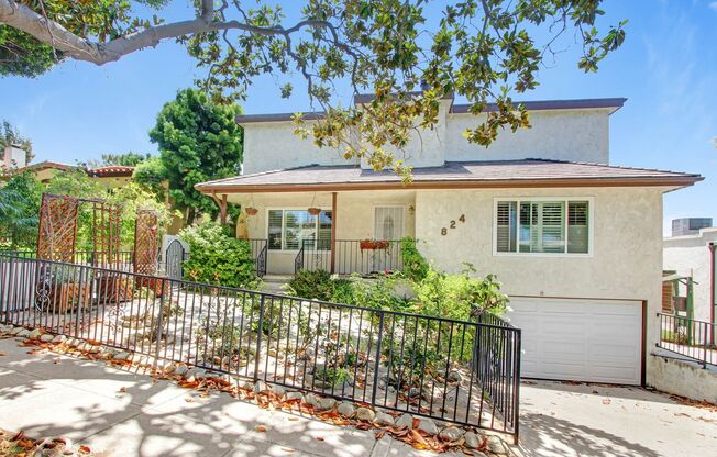 824 Maple St in Ocean Park neighborhood in Santa Monica!  Walk to Main St and the beach.