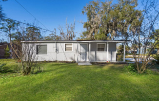 Large Renovated 3/2 home: Available  for immediate move in!