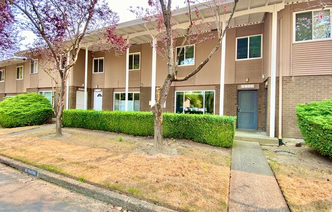 Charming Townhome in Bellevue's Newport Hills Community