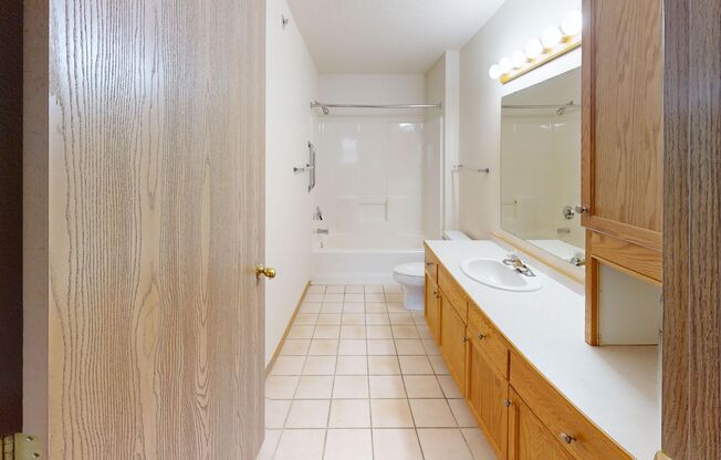 3 beds, 2 baths, 1,352 sqft, $1,595, Unit 2900-1148
