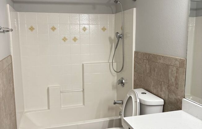 3 beds, 2.5 baths, $2,050, Unit # 1159