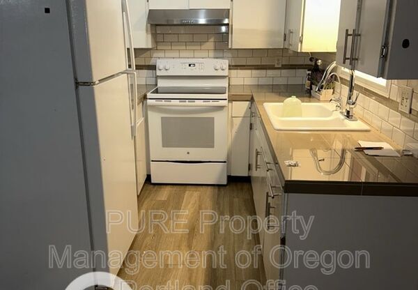 1049 SE Walnut St. #1-22