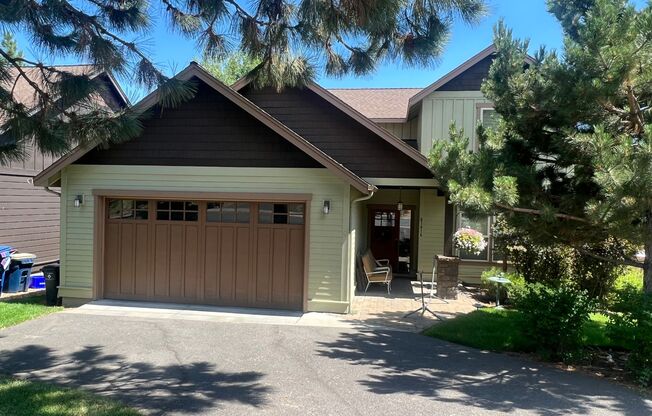 $500 Off First Month's Rent! Spacious 3 Bed/2.5 Bath Home in SW Bend - Elder Ridge Street