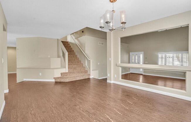 HIGH CEILINGS, 5 BEDROOM HOME WITH FIREPLACE & POOL