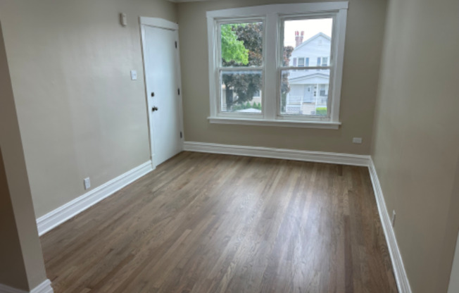5204 N LUDLAM