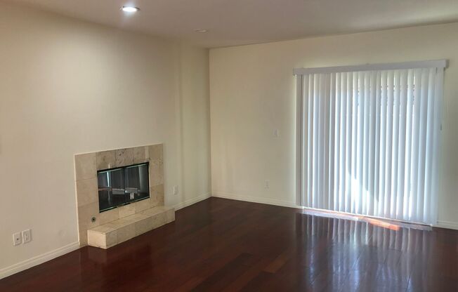 Beautiful Townhouse 4bd 3.75ba w/balconies, garage, laundry hkups, gated community