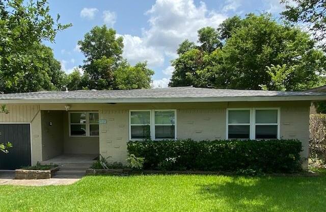 2125 Forest Oaks Dr