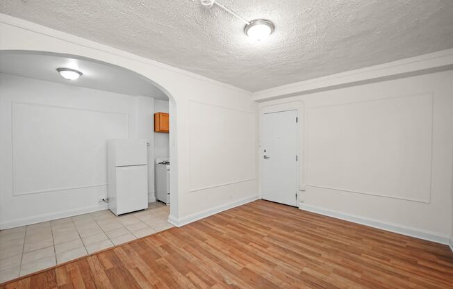 Studio, 1 bath, 381 sqft, $1,095, Unit 206