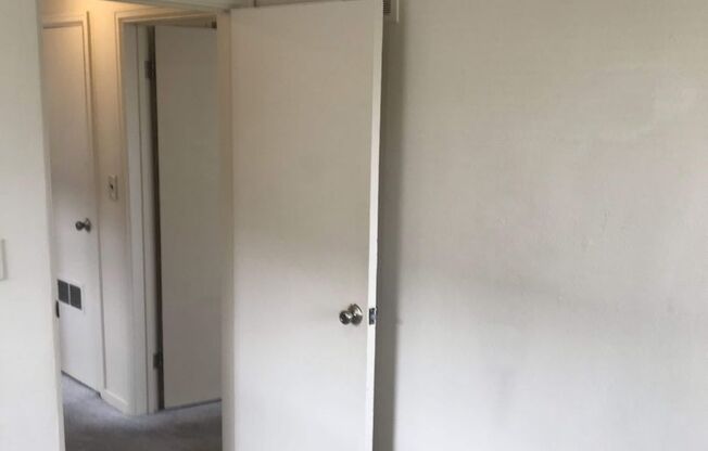 2 beds, 1 bath, 800 sqft, $775