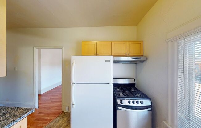 1832 Fruitvale ave!  Comfortable Living in the Heart of Fruitvale