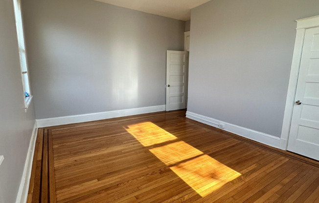 1 bed, 1 bath, $1,100, Unit 2206 Roslyn Ave Unit 8