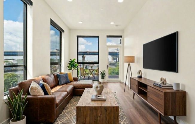 2 beds, 1 bath, 983 sqft, $2,725, Unit 112