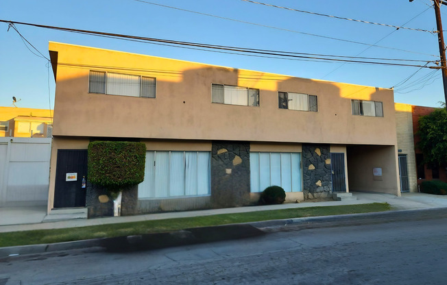 1400-1408 Freeman Ave