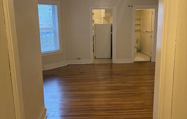 Studio, 1 bath, 405 sqft, $1,095, Unit 406