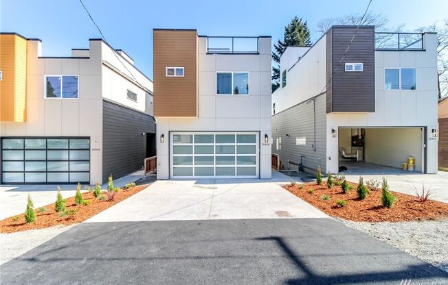 Spacious New Construction House with 5 bedrooms and a Rooftop!