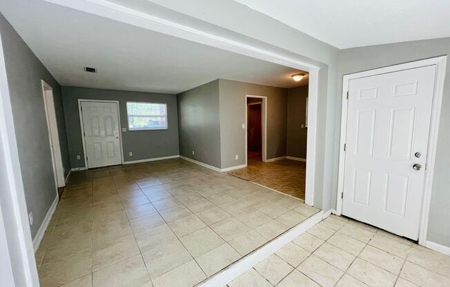 Beautiful 3/2 Single home, recently renovated with new paint and flooring. Apply Today!