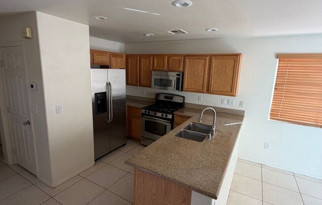 3 beds, 2.5 baths, $1,900