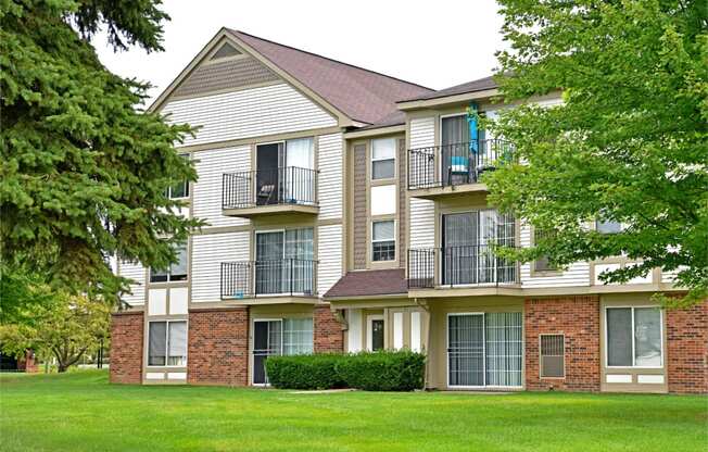 Elegant Exterior View at Bristol Square and Golden Gate Apartments, Wixom, 48393