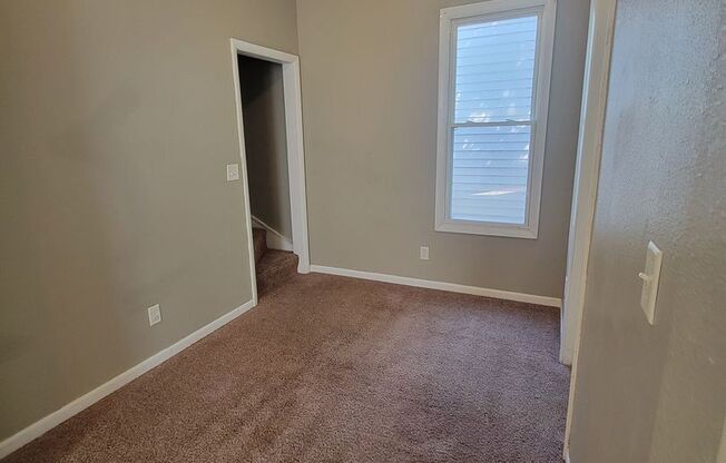 3 beds, 1 bath, $900