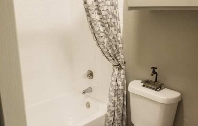 Oakwood Creek Apartments bathroom toilet with tub shower