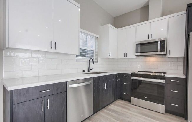 THE POINTE - JUST RENOVATED! Luxurious Community, W/D In Unit