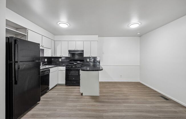 3 beds, 1.5 baths, 950 sqft, $1,385, Unit 104