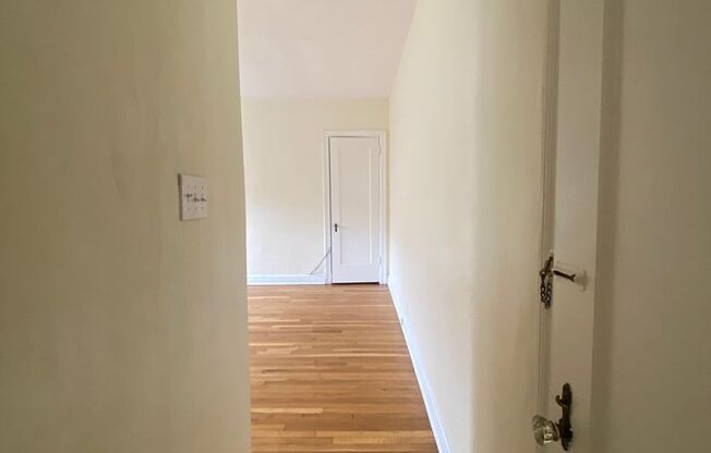 Studio, 1 bath, 294 sqft, $1,415, Unit New King Edward  4A3