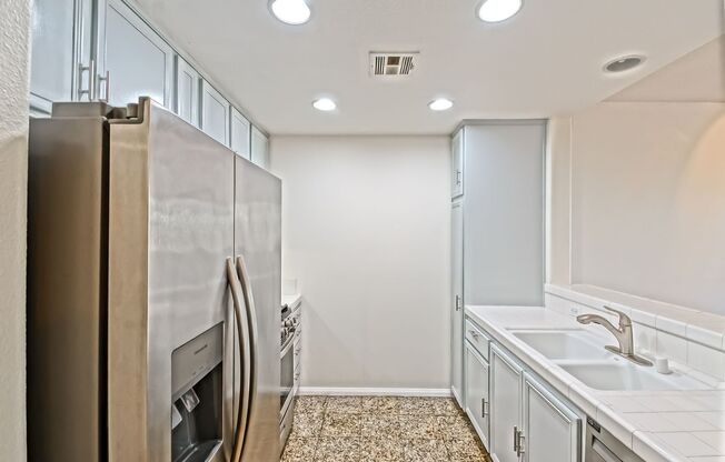 Bright & Airy, Recently Updated 3rd Floor Apartment in the Catalina Building Across from Central Park, Restaurants, Shops & Heart of Playa Vista