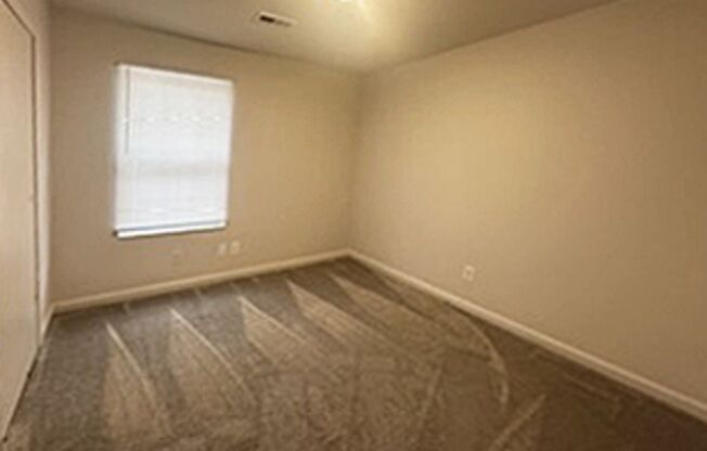 3 beds, 1 bath, $1,300, Unit Unit 3