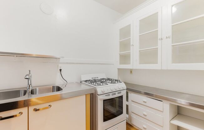 Studio, 1 bath, 440 sqft, $1,000, Unit 7