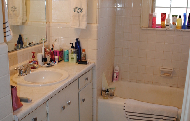 3 beds, 1 bath, 1,600 sqft, $1,995, Unit 19